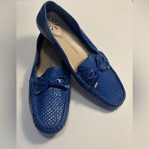 Isaac Mizrahi Cornflower Blue Snakeskin Women's Loafers Size 8